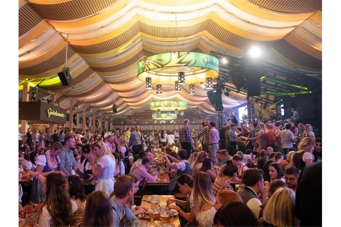 Besucher des Cannstatter Volksfests im Festzelt „Göckelesmaier“. Foto: Sebastian Gollnow/dpa