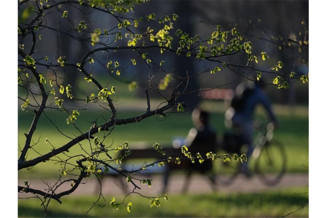 Wechselhaftes Aprilwetter zu Ostern Besucher des Clara-Zetkin-Parkes in Leipzig. Die Osterfeiertage werden durch wechselhaftes und kühles Wetter geprägt. Foto: Sebastian Willnow/dpa-Zentralbild/dpa