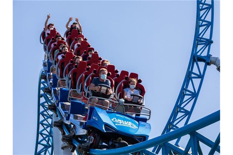 Besucher des Europa-Park fahren mit der Achterbahn. Foto: Philipp von Ditfurth/dpa