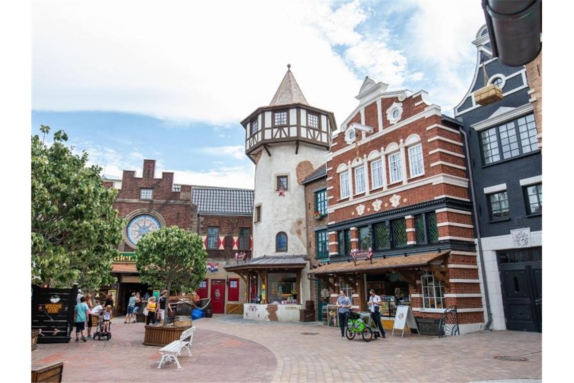 Corona-Infizierter im Europa-Park Rust: Mahnung zur Vorsicht Besucher des Europa-Parks stehen im holländischen Themenbereich des Parks. Foto: Philipp von Ditfurth/dpa/Archivbild