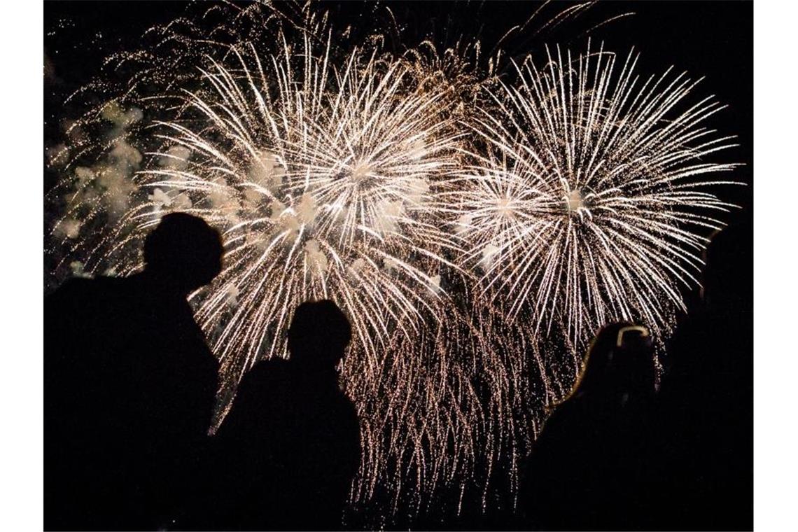 „Flammende Sterne“ leuchten trotz Klimastreit weiter Besucher des Feuerwerkfestes „Flammende Sterne“ sehen sich in Ostfildern ein Feuerwerk an. Foto: Christoph Schmidt/Archivbild