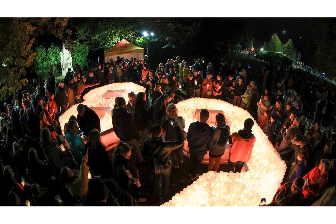 Bilder des Tages Besucher des Lichtfestes stellten Kerzen in der Leipziger Innenstadt auf. Jedes Jahr am 9. Oktober gedenken die Leipziger der Montagsdemonstrationen im Herbst 89, die den Sturz des SED-Regimes zur Folge hatten.