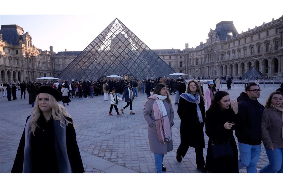 Besucher des Louvre haben am Morgen vor verschlossenen Türen gestanden.