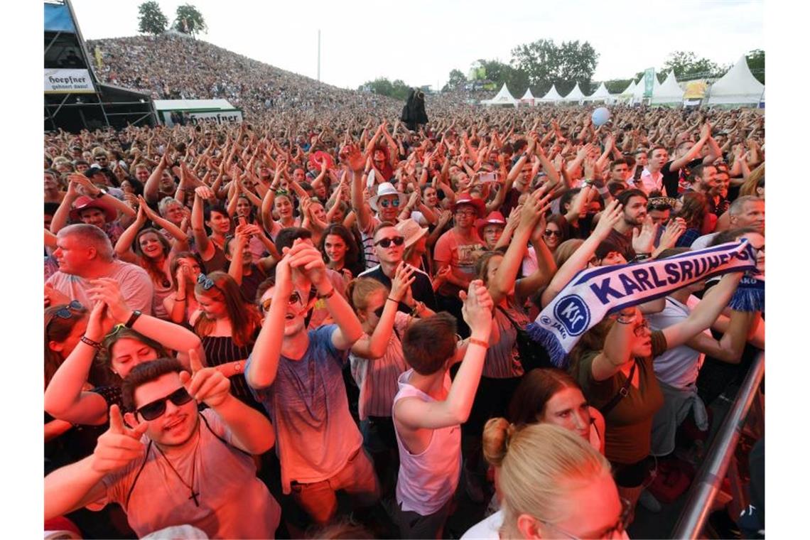 „Das Fest“ begeistert eine viertel Million Menschen Besucher des Open-Air-Festival „Das Fest“ verfolgen am Samstag in der Günther-Klotz-Anlage den Auftritt einer Band. Foto: Uli Deck