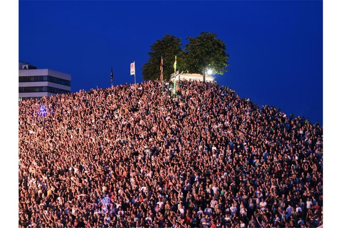 65 000 Besucher feiern „Das Fest“ weitgehend friedlich Besucher des Open-Air-Festival „Das Fest“ verfolgen am ersten Tag der Veranstaltung den Auftritt einer Band. Foto: Uli Deck