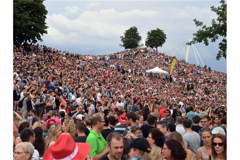 Besucher des Open-Air-Festivals „Das Fest“ verfolgen den Auftritt einer Band. Foto: Uli Deck/Archivbild