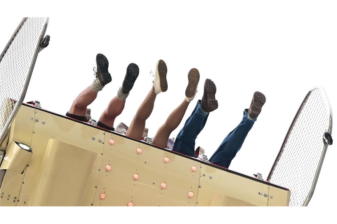 Bilder des Tages Besucher des Volksfests Cannstatter Wasen in Stuttgart sitzen in einem Fahrgeschäft. Der "Wasen" ist nach dem Münchner Oktoberfest das zweitgrößte Volksfest in Deutschland.