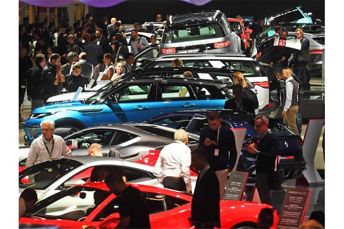 München bekommt die IAA - Berlin und Hamburg gehen leer aus Besucher drängen sich 2017 auf der IAA in Frankfurt am Main. Foto: Uli Deck/dpa