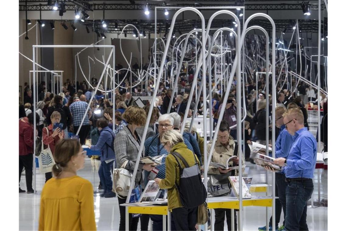 Letzter Fachbesuchertag auf der Frankfurter Buchmesse Besucher drängen sich an den puristisch gestalteten Buchregalen des norwegischen Pavillons. Foto: Boris Roessler/dpa