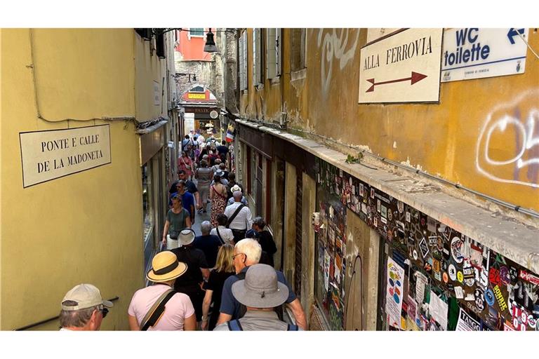 Besucher drängen sich in der "Calle de la Madoneta", eine der engen Gassen Venedigs.