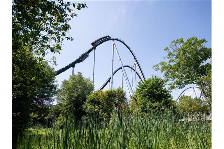 Besucher fahren im Europapark mit der Achterbahn. Foto: Silas Stein/dpa/Archivbild