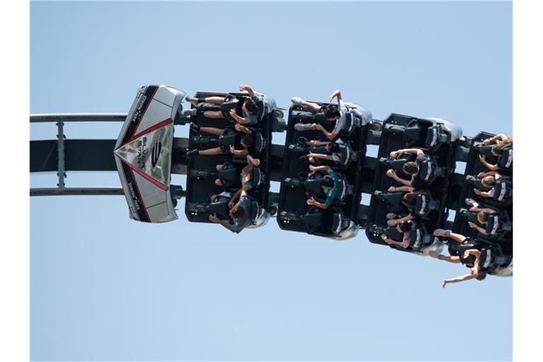 Besucher fahren im Europapark mit der Achterbahn „Silver Star“. Foto: Silas Stein/dpa