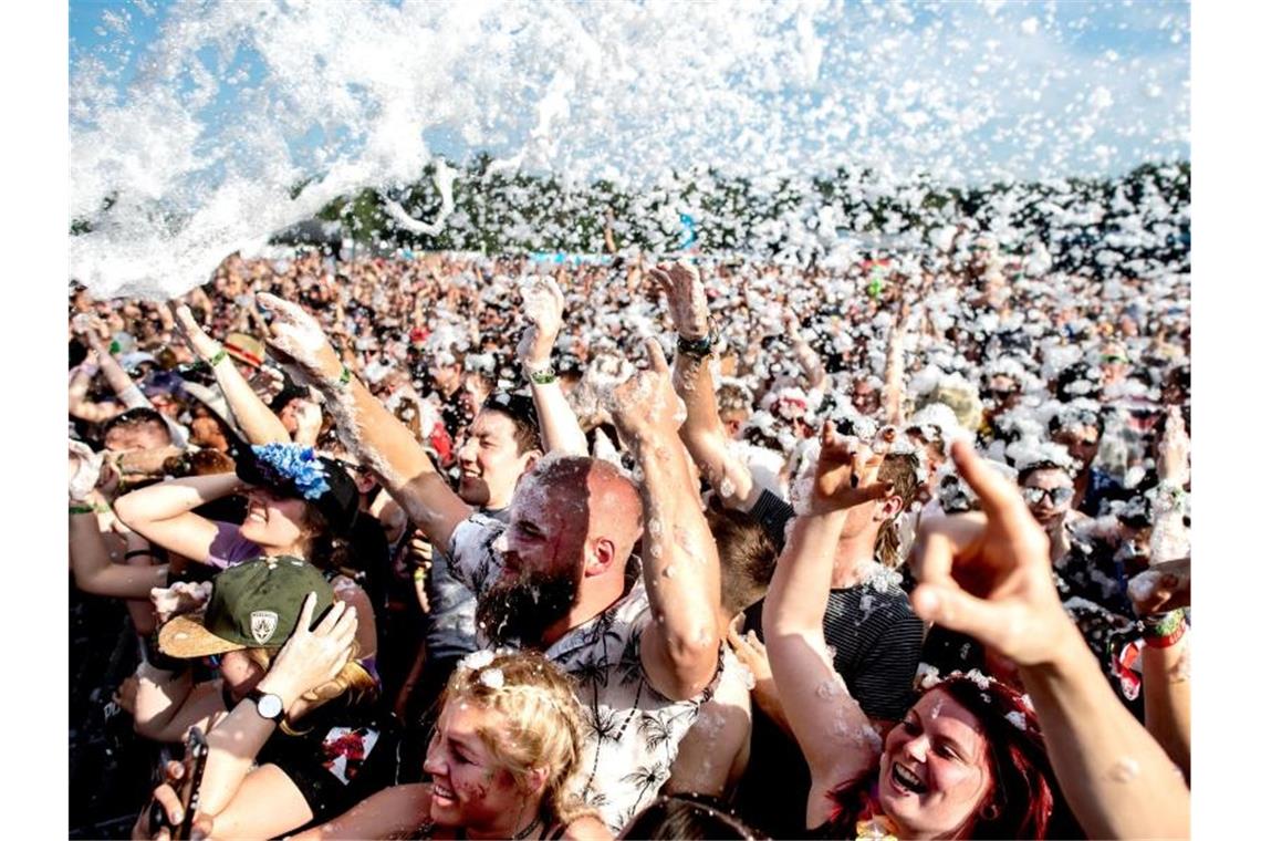 Besucher feiern auf dem Hurricane Festival während eines Konzerts in einem Schaumbad. Foto: Hauke-Christian Dittrich/dpa