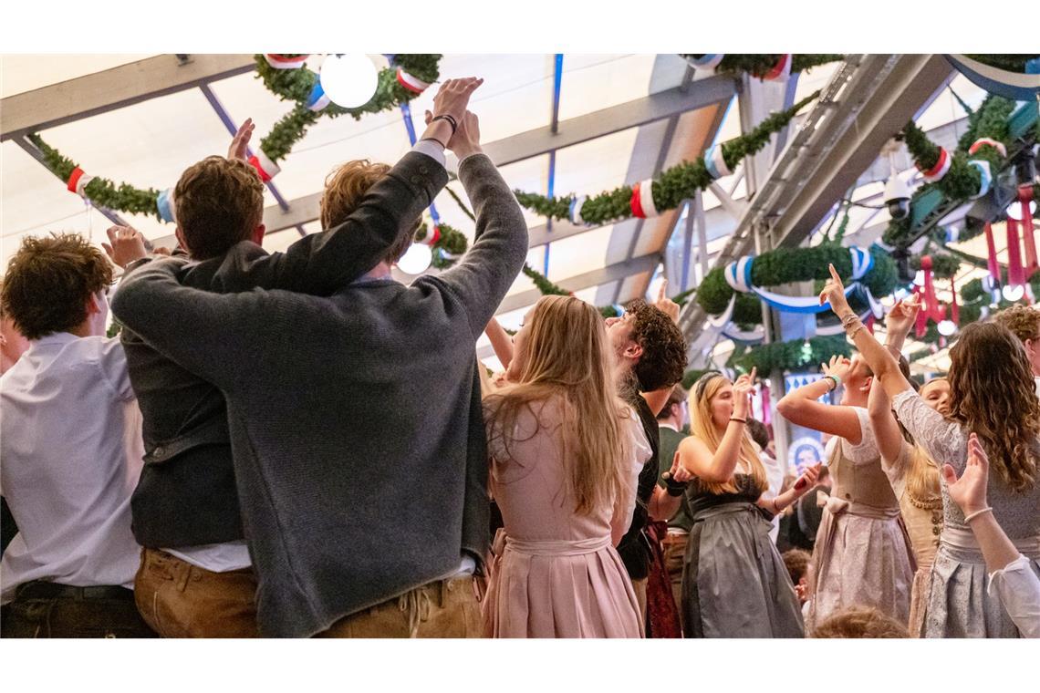 Besucher feiern in einem Festzelt auf dem Oktoberfest: Die 190. Wiesn findet vom 20. September bis 5. Oktober 2025 auf der Münchner Theresienwiese statt.