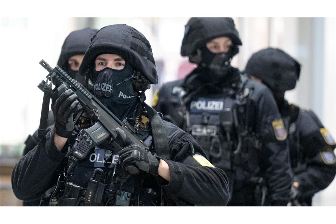 Polizei gibt Entwarnung nach Knall in Einkaufszentrum Besucher flohen, es gab Verletzte. Die Polizei sieht aktuell keine Gefahr mehr.