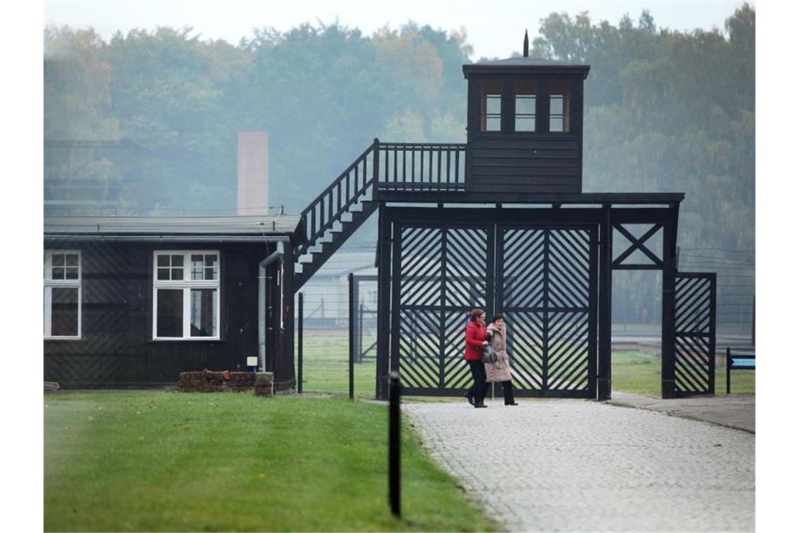 Ehemalige KZ-Sekretärin muss nach Fluchtversuch in U-Haft Besucher gehen am Eingang des Stutthof Museums in Sztutowo (Polen) vorbei, in dem an die Verbrechen im ehemaligen deutschen Konzentrationslager Stutthof erinnert wird. Foto: Piotr Wittman/PAP/dpa
