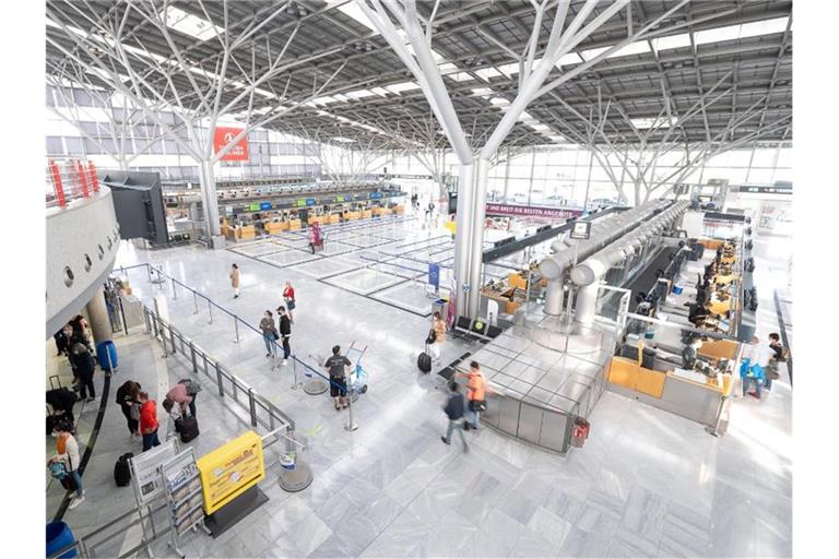 Besucher gehen am Flughafen Stuttgart durch das Terminal 1. Foto: Sebastian Gollnow/dpa/Archiv