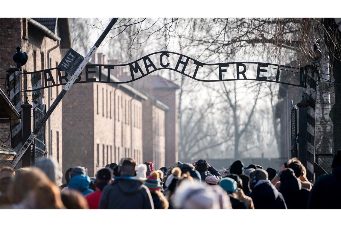 Besucher gehen durch den Eingang des früheren Konzentrationslager Auschwitz I. (Archivbild)