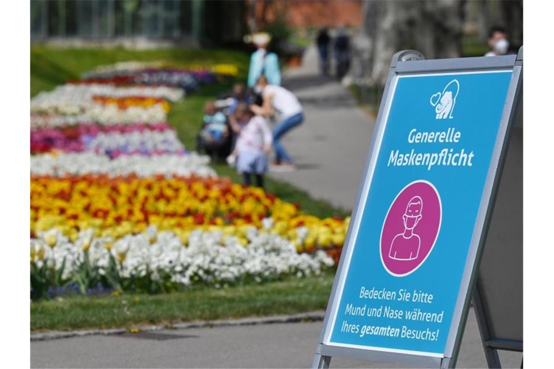 Besucher gehen in der Wilhelma an einem farbenprächtigen Tulpenbeet vorbei. Foto: Bernd Weißbrod/dpa