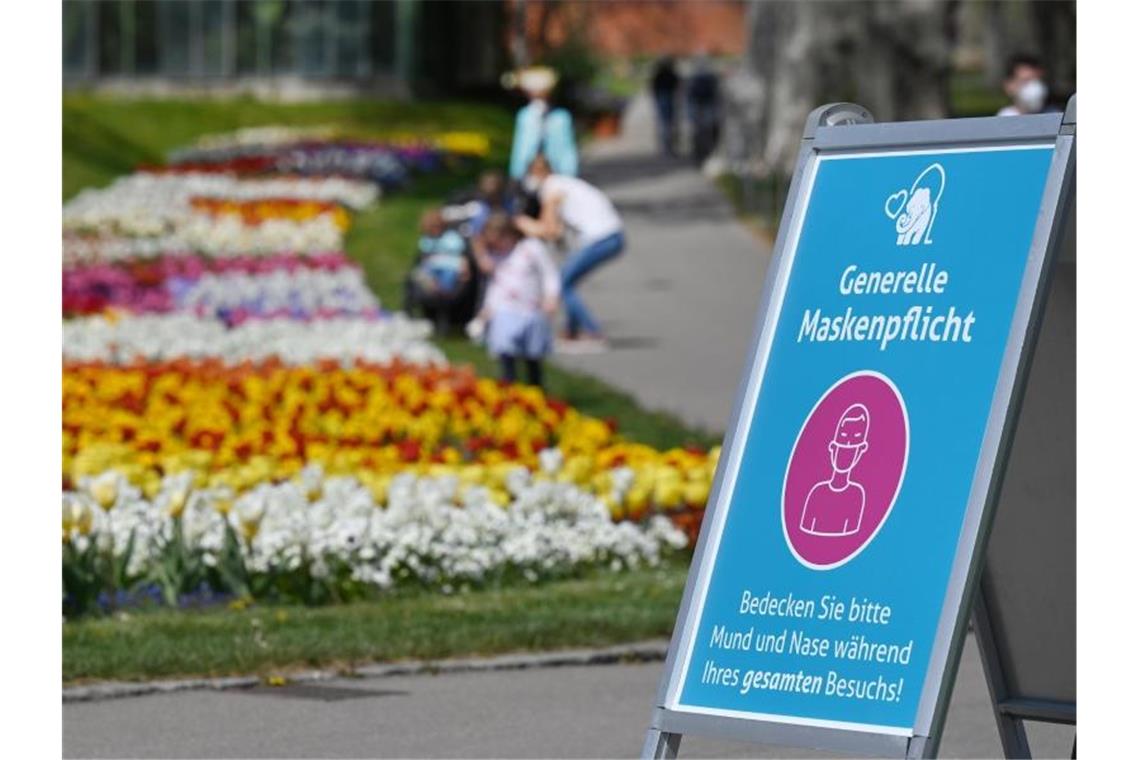 Besucher gehen in der Wilhelma an einem farbenprächtigen Tulpenbeet vorbei. Foto: Bernd Weißbrod/dpa