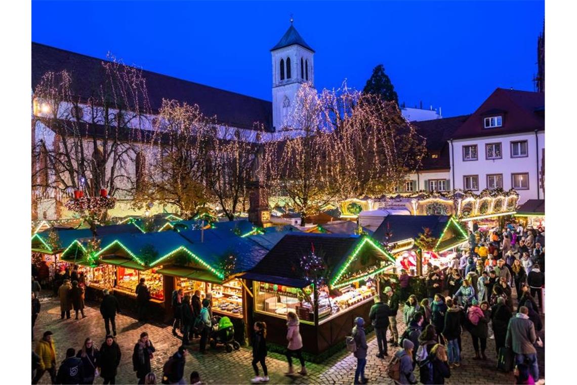 Trotz Corona: Weihnachtsmärkte kehren in die Städte zurück Besucher gehen über den Freiburger Weihnachtsmarkt. Foto: Philipp von Ditfurth/dpa/Archivbild