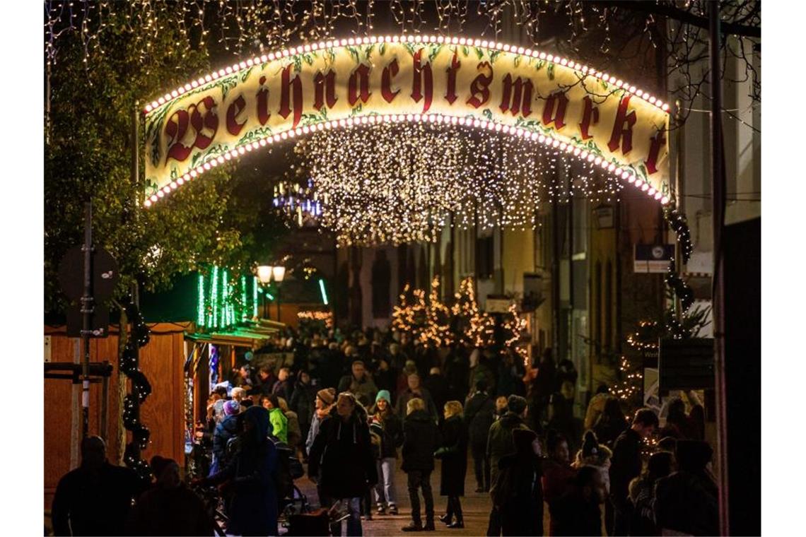 Besucher gehen über den Freiburger Weihnachtsmarkt. Foto: Philipp von Ditfurth/dpa