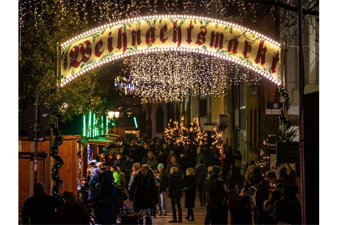 Besucherrekord für Freiburger Weihnachtsmarkt erwartet Besucher gehen über den Freiburger Weihnachtsmarkt. Foto: Philipp von Ditfurth/dpa