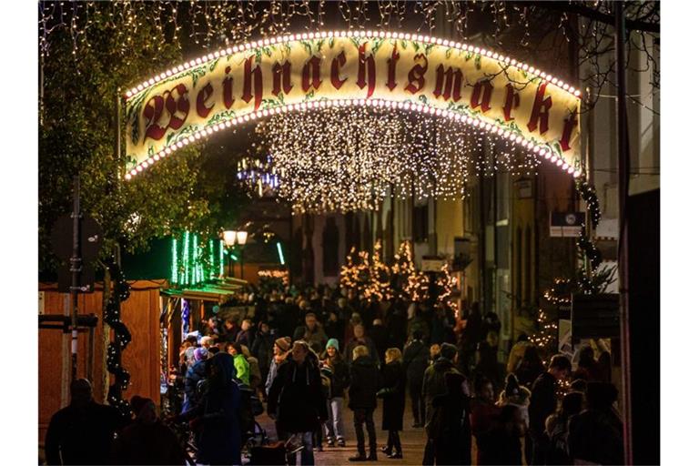 Besucher gehen über den Freiburger Weihnachtsmarkt. Foto: Philipp von Ditfurth/dpa