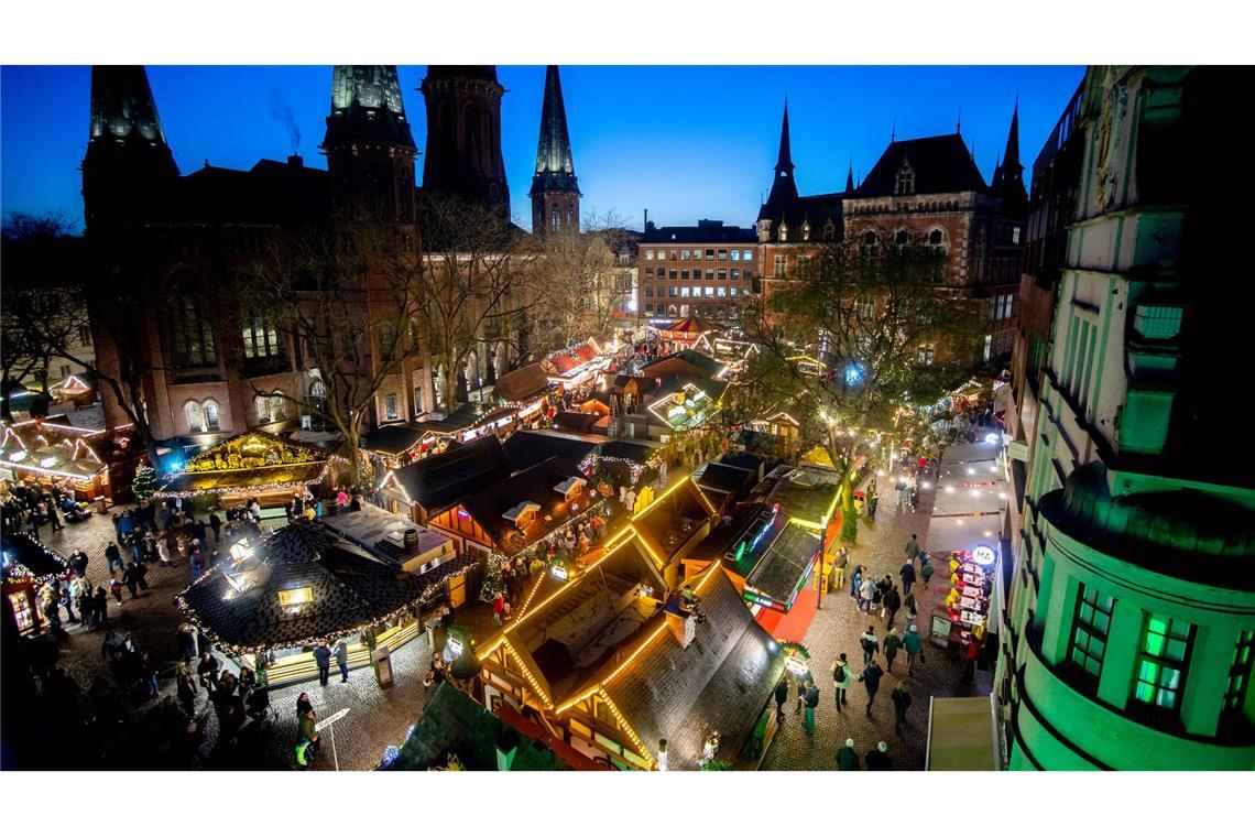 Besucher gehen über den Lamberti-Markt in der Innenstadt von Oldenburg.