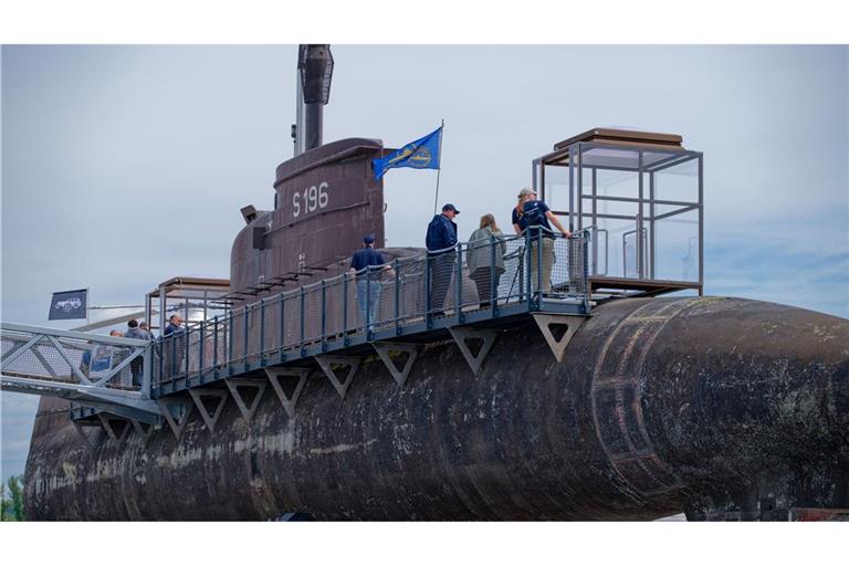 Besucher gehen über einen Steg am Marine U-Boot U17 entlang.