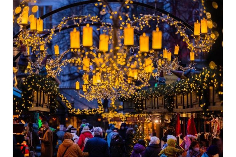 Besucher gehen über einen Weihnachtsmarkt. Foto: Rolf Vennenbernd/dpa/Symbolbild