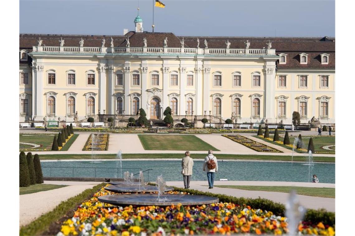 Besucher gehen vor dem Residenzschloss Ludwigsburg entlang. Foto: Sebastian Kahnert/Archivbild