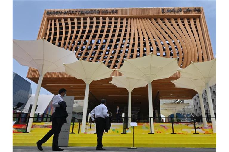 Besucher gehen zum Pavillon von Baden-Württemberg auf der Expo in Dubai. Foto: Ryan Lim/dpa/Archivbild