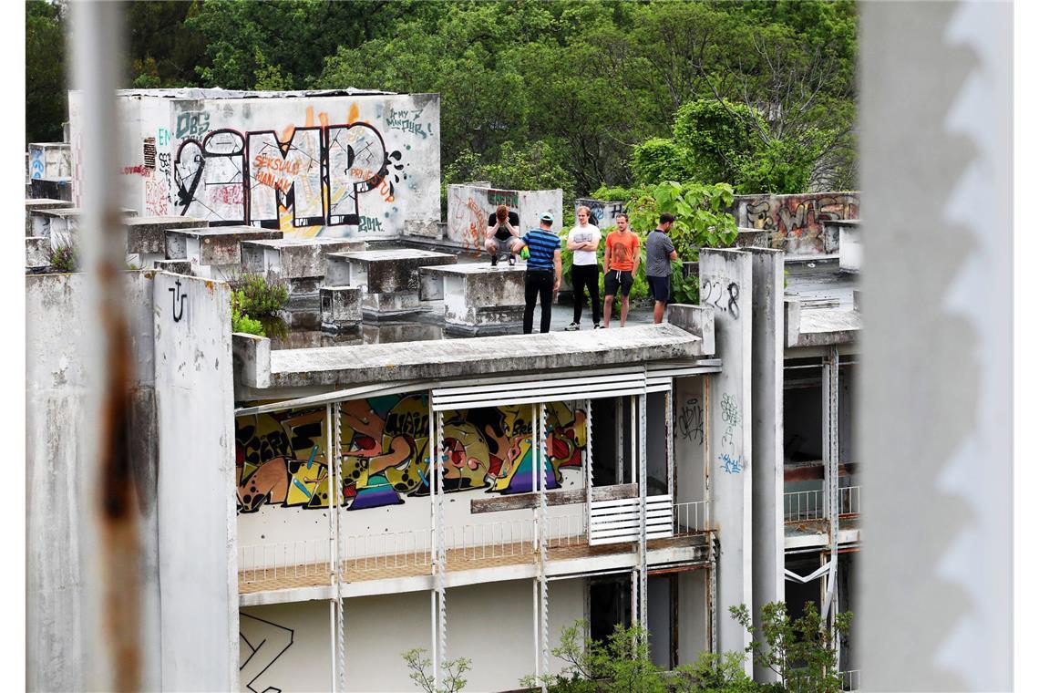 Morbider Lost Place auf windgepeitschter Urlaubsinsel Besucher genießen einen leisen Grusel im bröckelnden Beton.