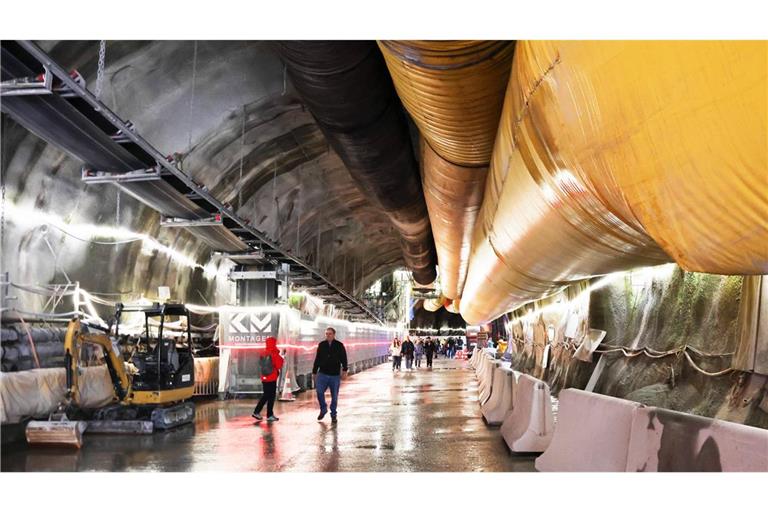 Besucher in der Röhre des Gotthard-Straßentunnels: Dort sind die Bauarbeiten zunächst ins Stocken geraten.