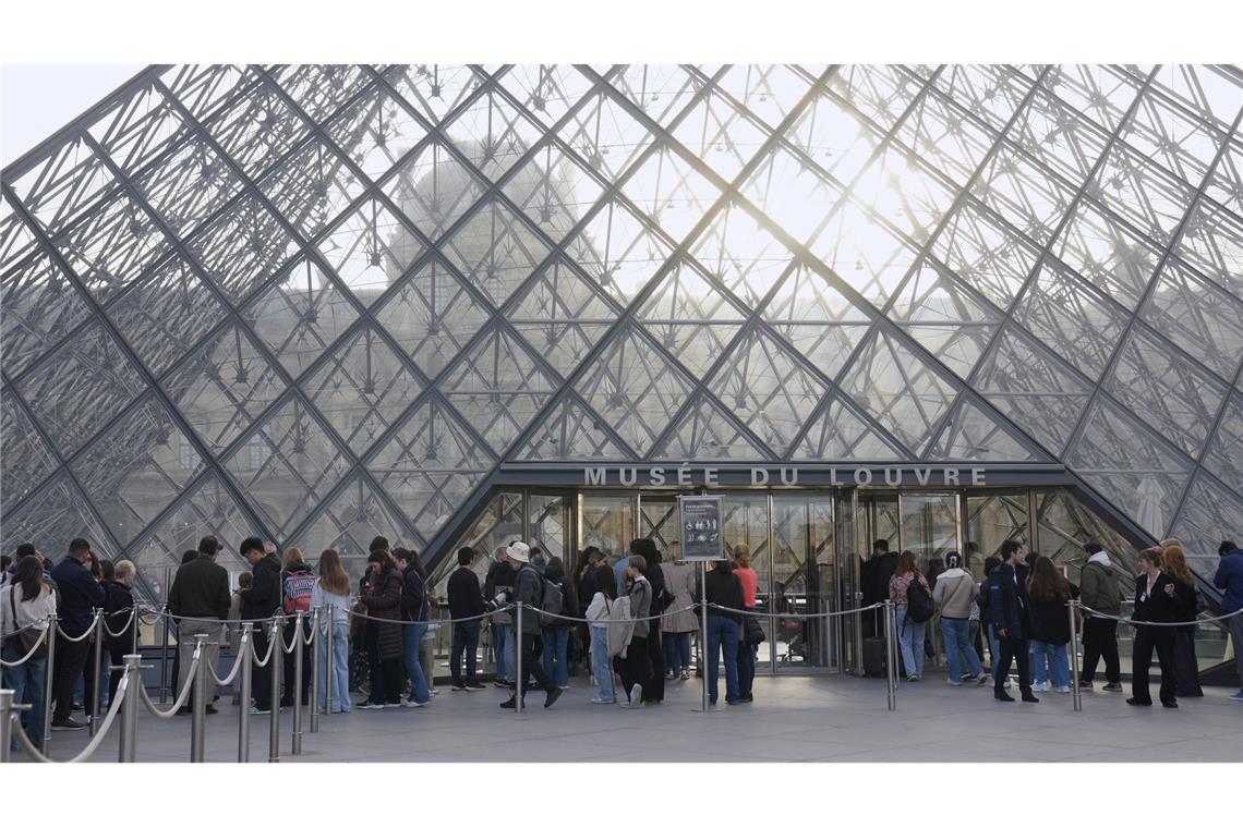 Nach Juwelendiebstahl: Pariser Louvre öffnet wieder Besucher können wieder durch das Museum schlendern.