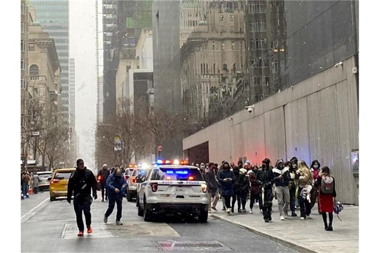 Besucher mussten das Museum in Manhattan verlassen, nachdem ein Mann mit einem Messer auf zwei Kassen-Mitarbeiter eingestochen hatte. Foto: Scott Cowdrey/Scott Cowdrey via AP/dpa