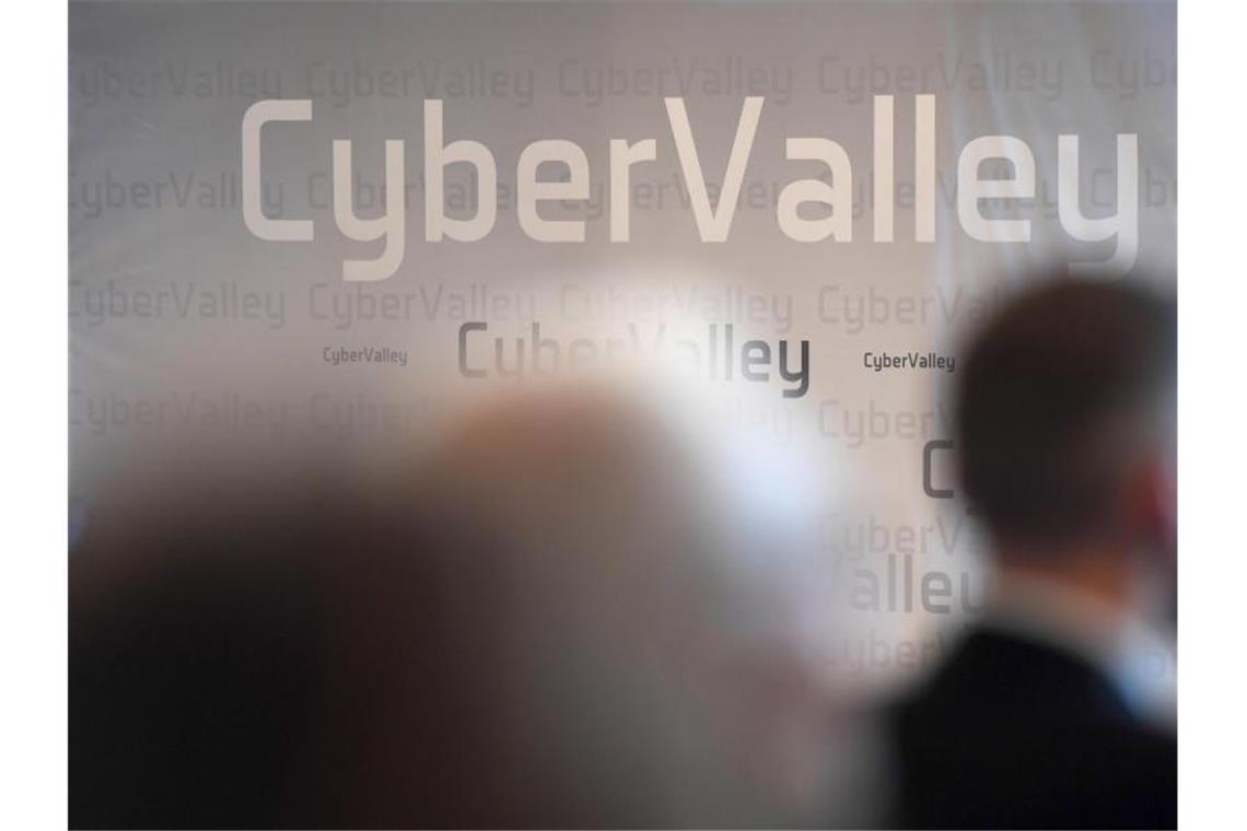Besucher nehmen an der Auftaktveranstaltung der Forschungsoffensive Cyber Valley teil. Foto: Marijan Murat/Archivbild