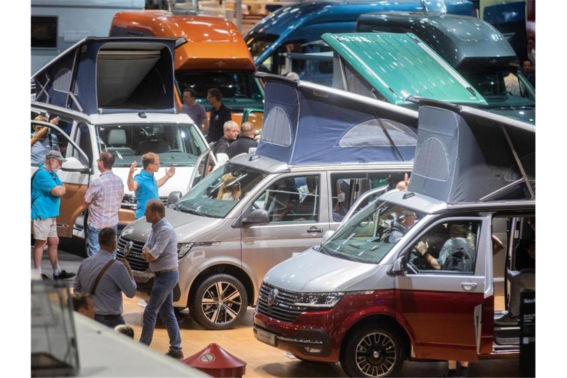 Besucher schauen sich den neuen Volkswagen California 6.1 auf dem Caravan Salon 2019 an. Foto: Rolf Vennenbernd/dpa
