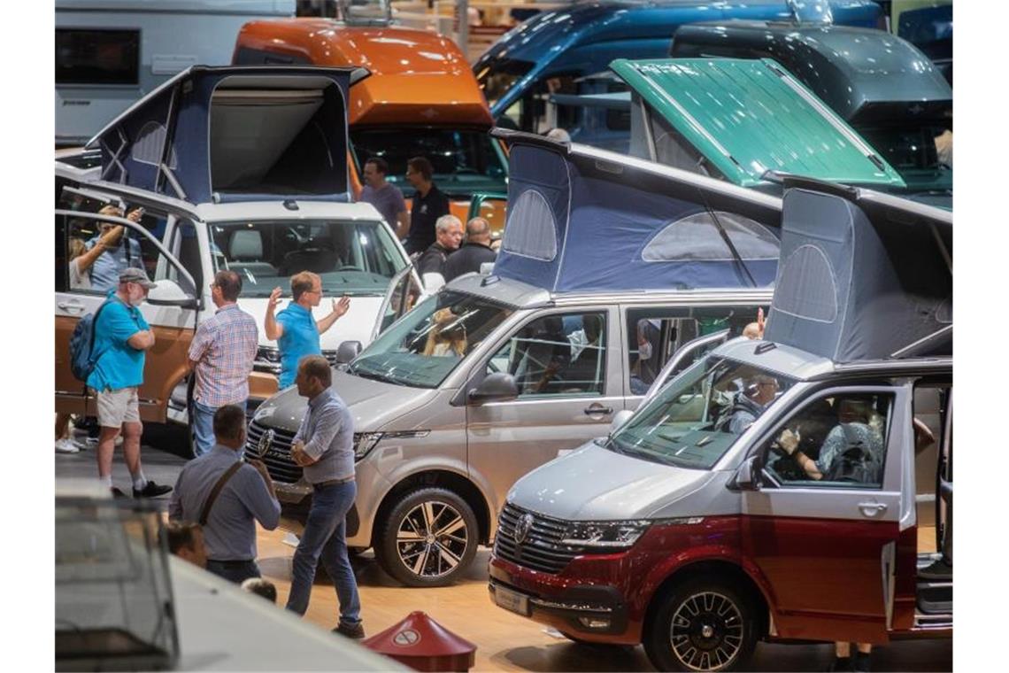 Besucher schauen sich den neuen Volkswagen California 6.1 auf dem Caravan Salon in Düsseldorf an. Die Messe für Reisemobile und Wohnwagen findet vom 30. August bis zum 08. September 2019 statt. Foto: Rolf Vennenbernd
