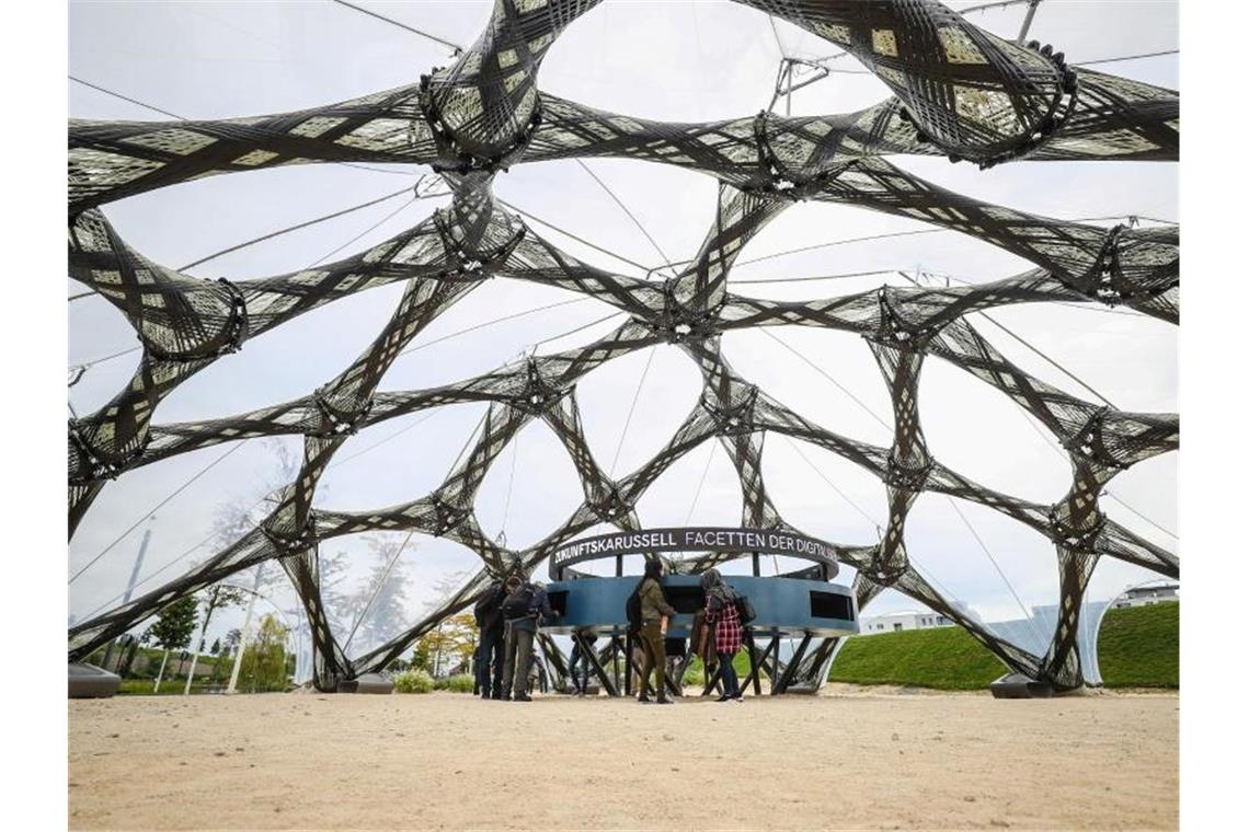 Besucher sehen sich auf dem Gelände der Bundesgartenschau den Faserpavillon an. Foto: Christoph Schmidt