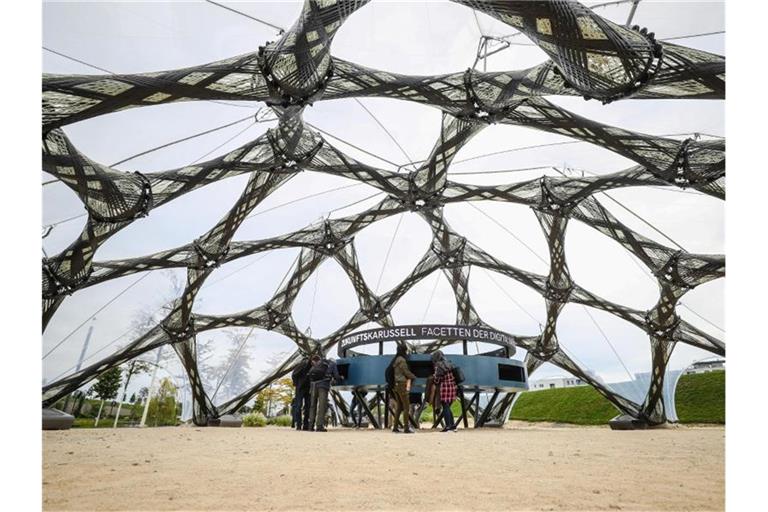 Besucher sehen sich auf dem Gelände der Bundesgartenschau den Faserpavillon an. Foto: Christoph Schmidt