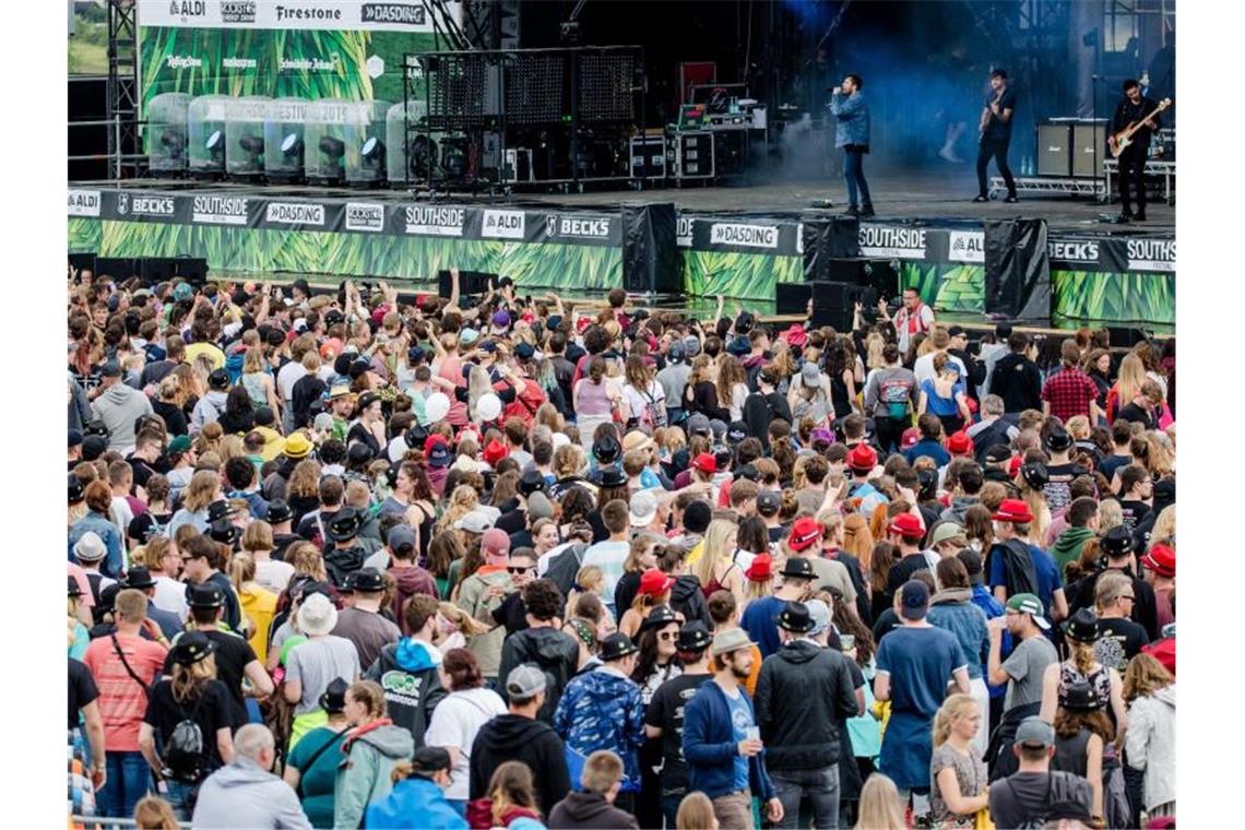 Besucher sehen sich auf dem „Southside Festival“ das Konzert der englischen Band „You Me at Six“ an. Foto: Christoph Schmidt