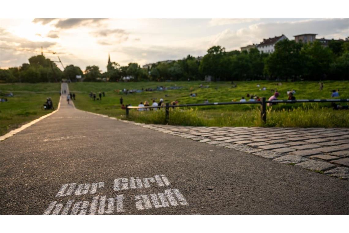 Besucher sitzen bei Sonnenuntergang im Görlitzer Park. Das Oberverwaltungsgericht Berlin-Brandenburg hat einer Entscheidung der Vorinstanz bestätigt, wonach der Park nachts offen bleiben muss.