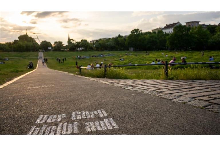 Besucher sitzen bei Sonnenuntergang im Görlitzer Park. Das Oberverwaltungsgericht Berlin-Brandenburg hat einer Entscheidung der Vorinstanz bestätigt, wonach der Park nachts offen bleiben muss.