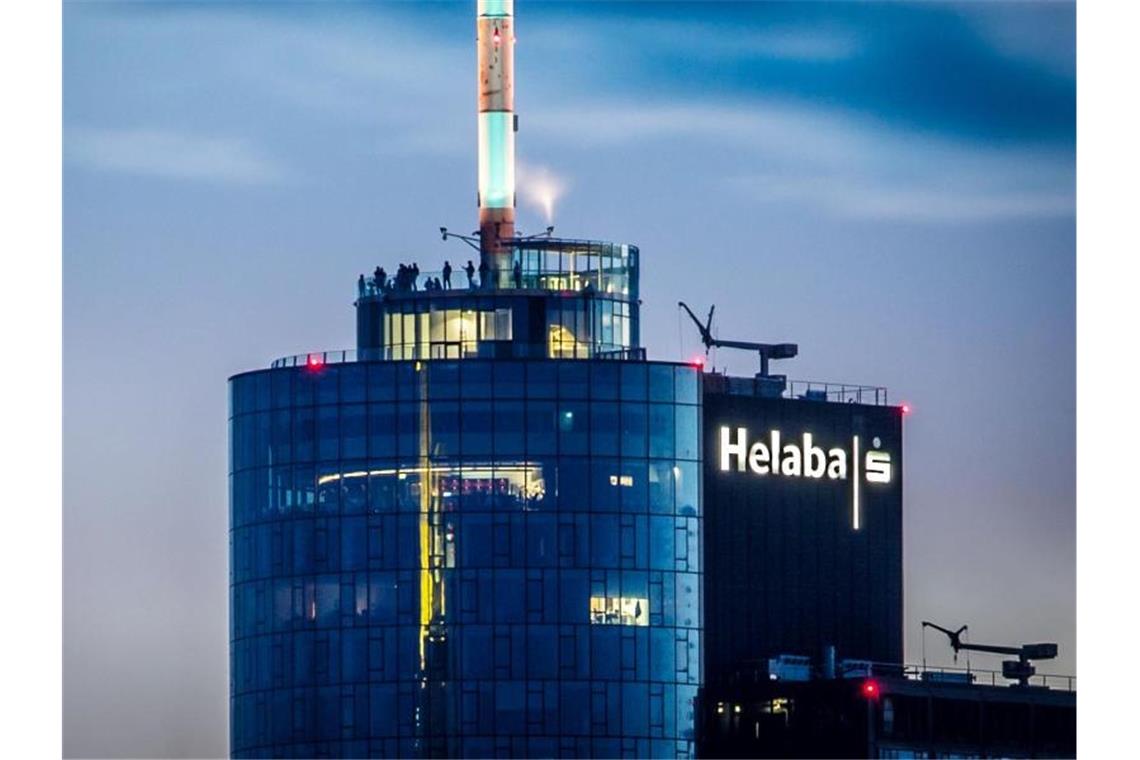 Landesbank Helaba erwartet Gewinnplus 2021 Besucher stehen abends auf der Aussichtsterrasse des Main Towers, der auch die Landesbank Hessen-Thüringen (Helaba) beherbergt. Die drittgrößte Landesbank erwartet 2021 ein Gewinnplus. Foto: Frank Rumpenhorst/dpa