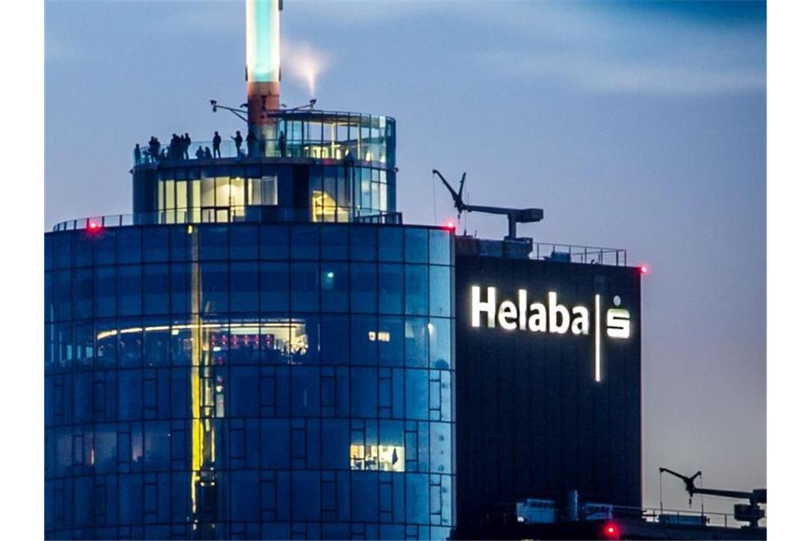 Dekabank und Helaba: Gespräche über mögliche Zusammenarbeit Besucher stehen abends in rund 198 Metern Höhe auf der Aussichtsterrasse des Main Towers, der auch die Landesbank Hessen-Thüringen (Helaba) beherbergt. Foto: Frank Rumpenhorst/dpa