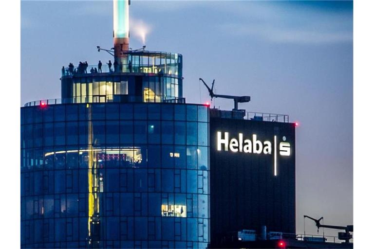 Besucher stehen abends in rund 198 Metern Höhe auf der Aussichtsterrasse des Main Towers, der auch die Landesbank Hessen-Thüringen (Helaba) beherbergt. Foto: Frank Rumpenhorst/dpa