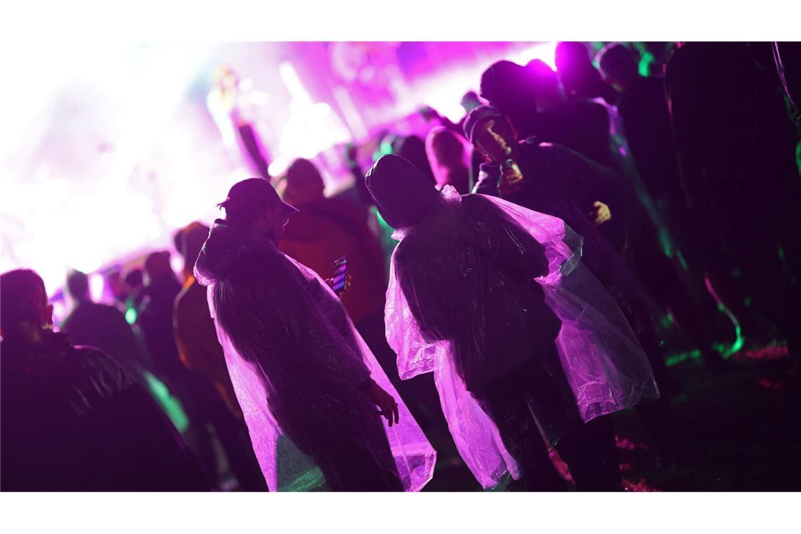 Bilder des Tages Besucher stehen am Abend mit Regenkleidung vor der Bühne des Festival Rocken am Brocken.