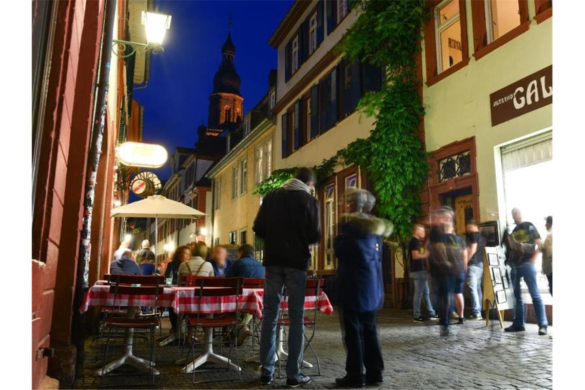 Heidelberg legt vorsorglich Berufung gegen Lärmurteil ein Besucher stehen in der Altstadt Heidelbergs. Foto: Uwe Anspach/Archivbild